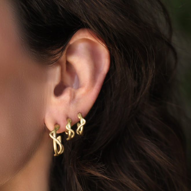 The Small Ribbon Hoop Earrings