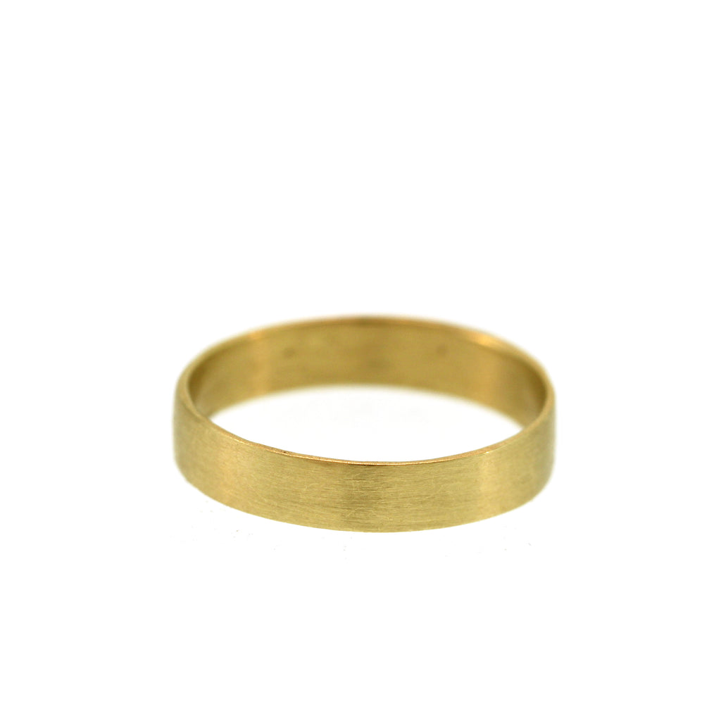 A Classic Band in Yellow Gold, 4mm