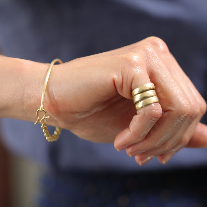 A Half Chain Bangle with Clasp